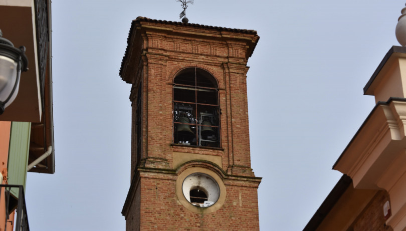Fulmine colpisce l'orologio della torre campanaria